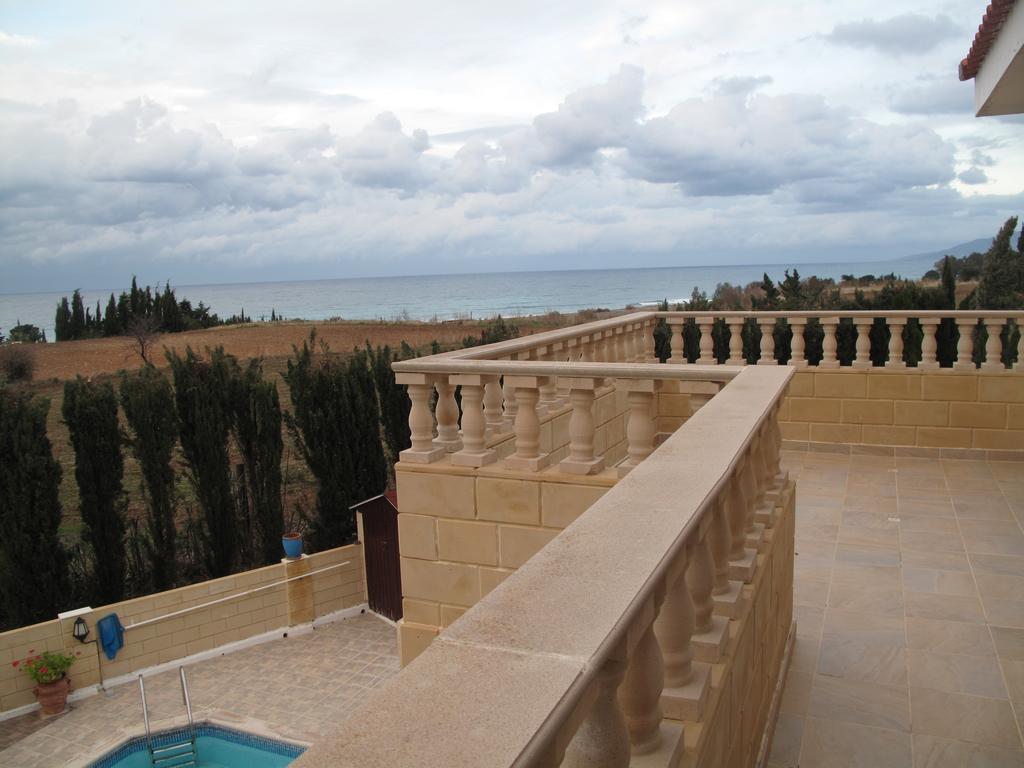Chriseleni Latchi Polis